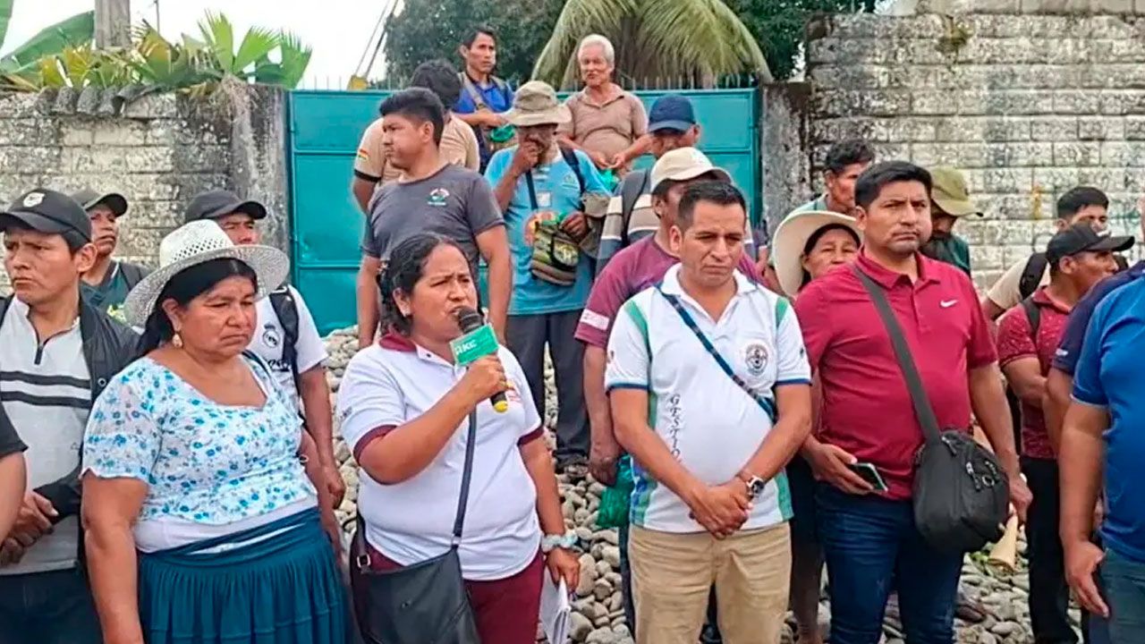 Cocaleros del trópico toman Udestro y paralizan la racionalización de la hoja de coca