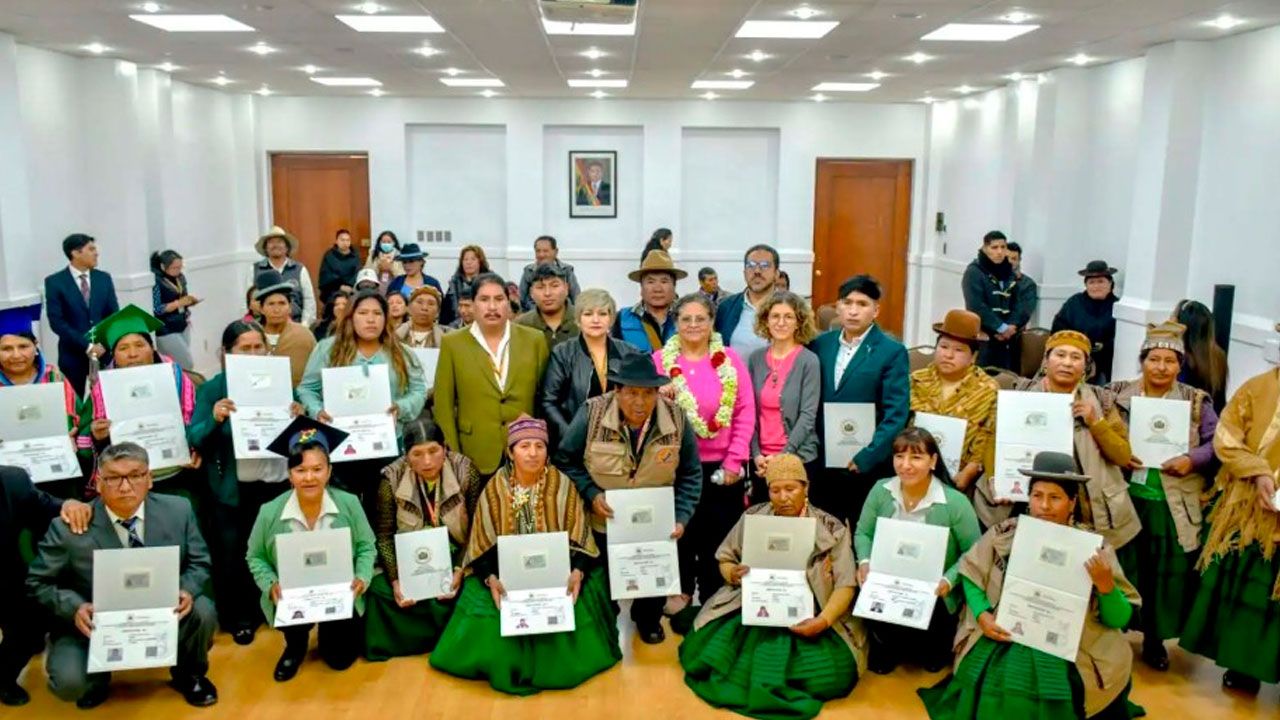 Salud entrega matrículas nacionales a 21 prestadores de medicina tradicional en La Paz