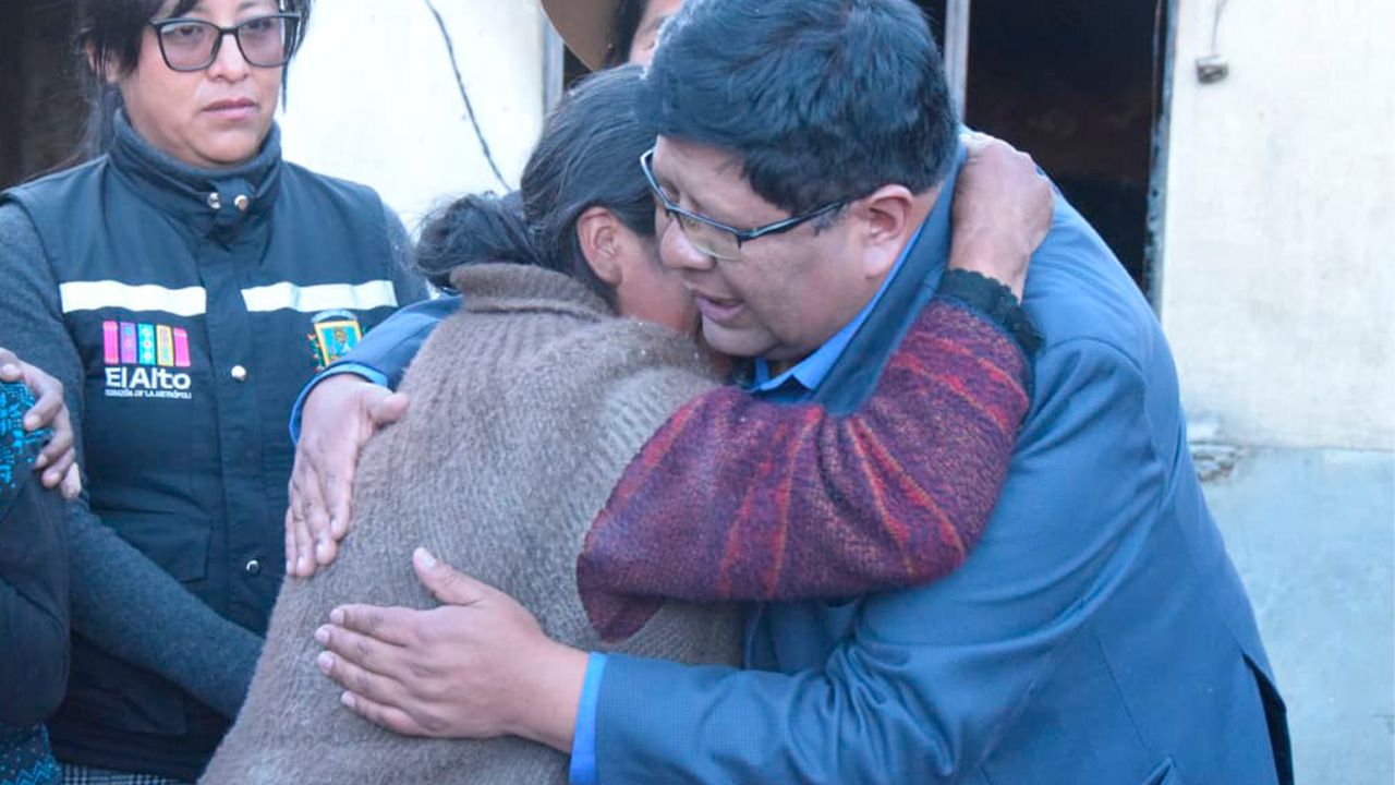 Alcalde entrega ayuda a familia afectada por un incendio en El Alto