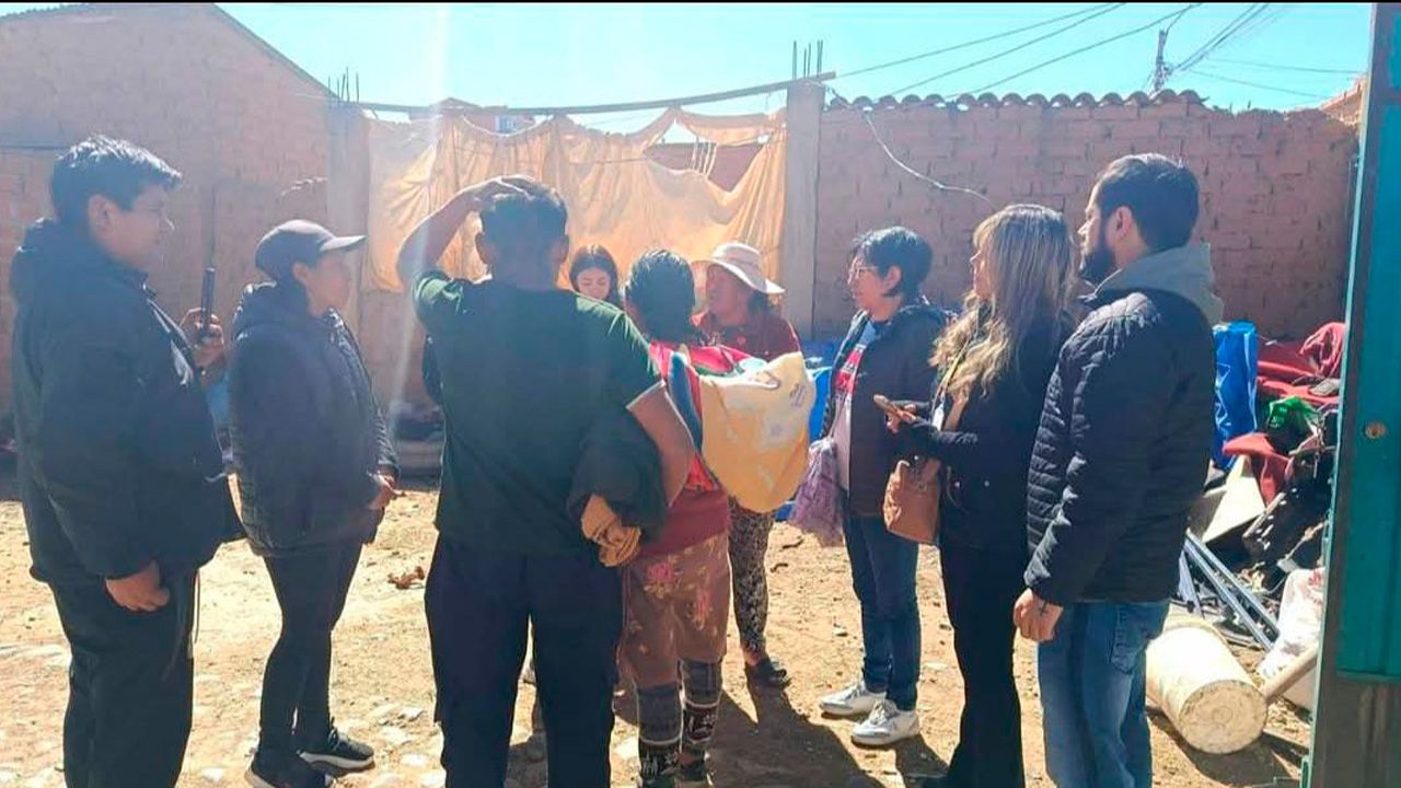 Defensoría coordina apoyo para familia afectada por incendio en El Alto