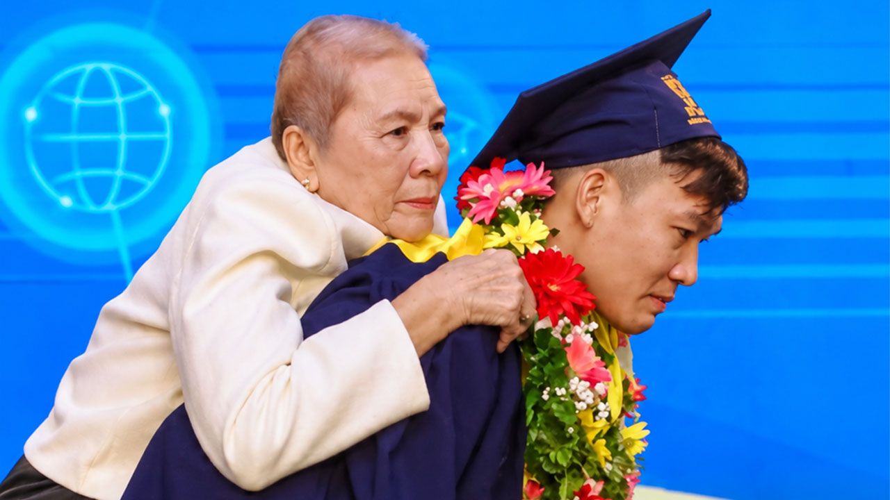 Joven conmueve al graduarse junto a su madre hospitalizada
