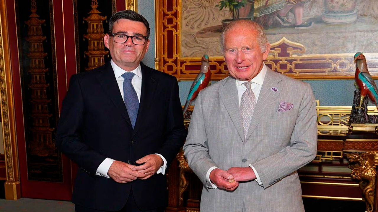 Carlos III nombra a Andy Burnham como primer ministro del Reino Unido