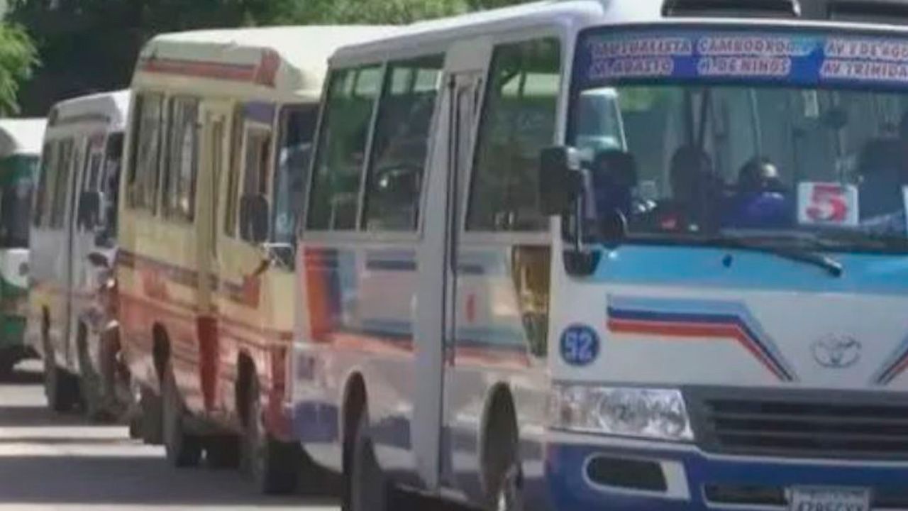Transporte urbano opera al 50% por falta de diésel en Santa Cruz