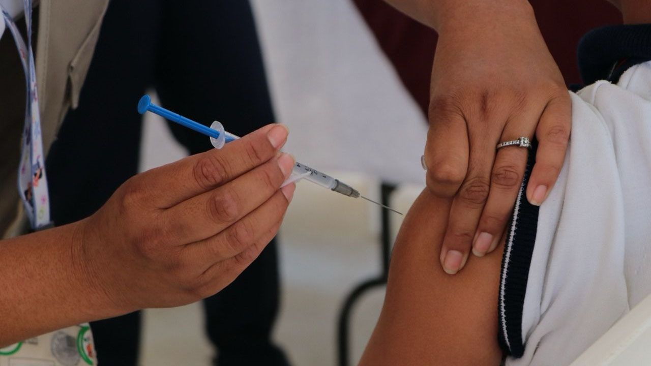 Santa Cruz impulsa vacunación contra sarampión e influenza en estudiantes