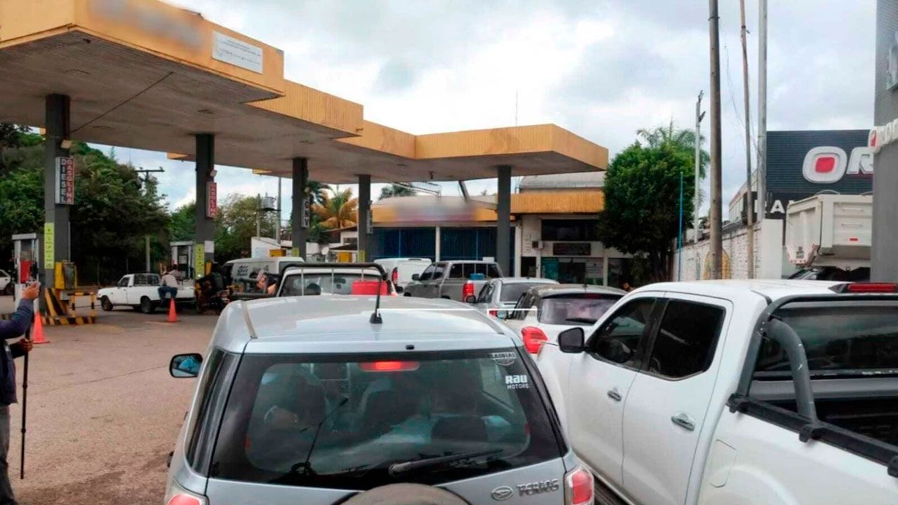 Persisten las filas por gasolina y diésel en surtidores