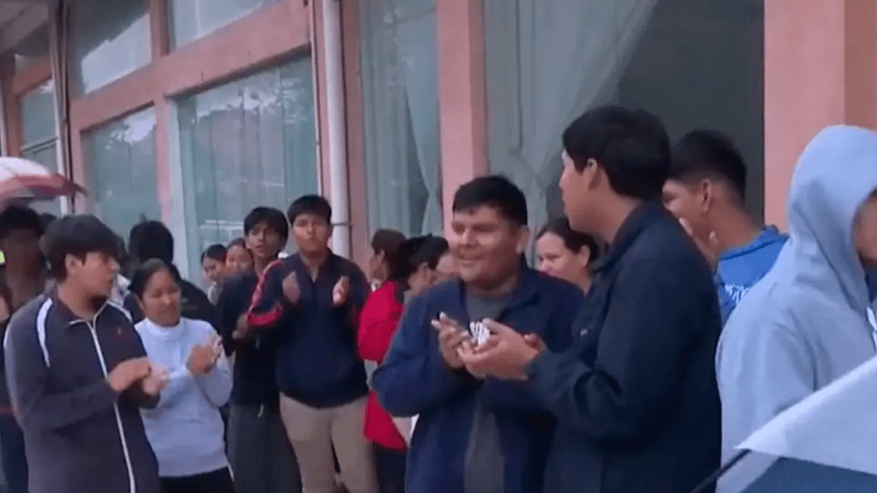Padres mantienen vigilia y piden ampliar cupos para el servicio premilitar