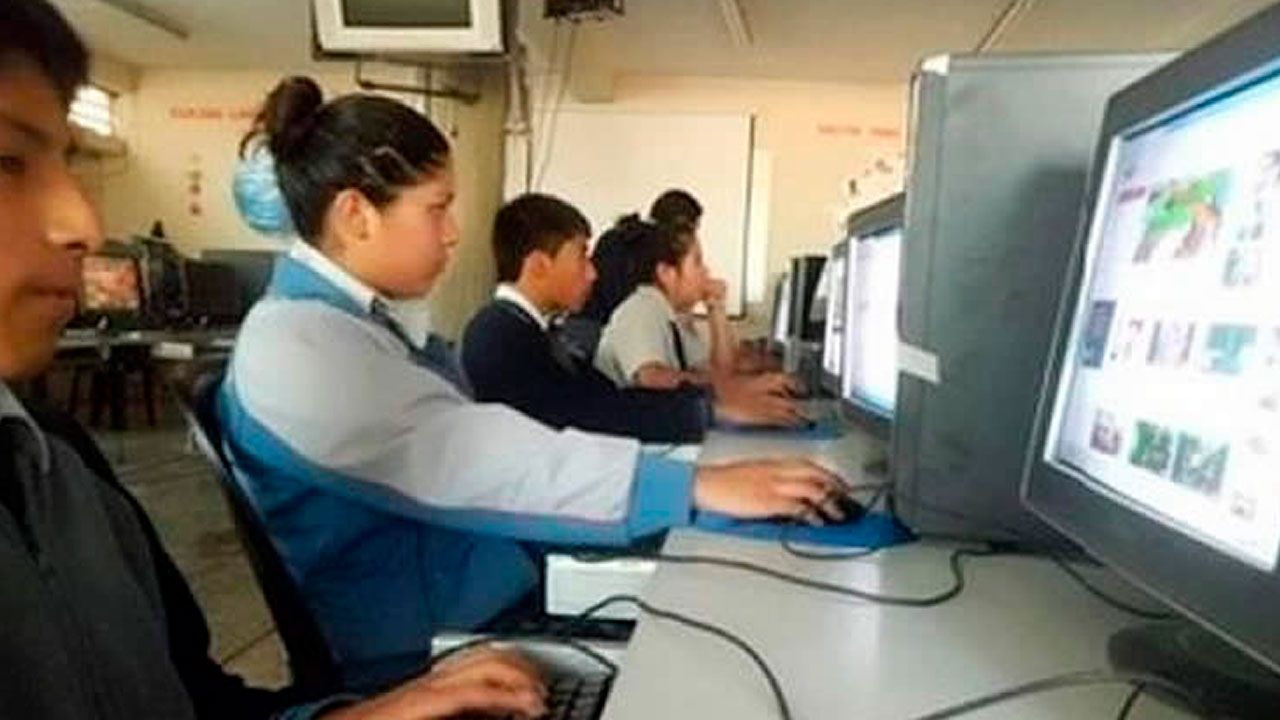 Instalan 12 antenas Starlink en colegios de El Alto