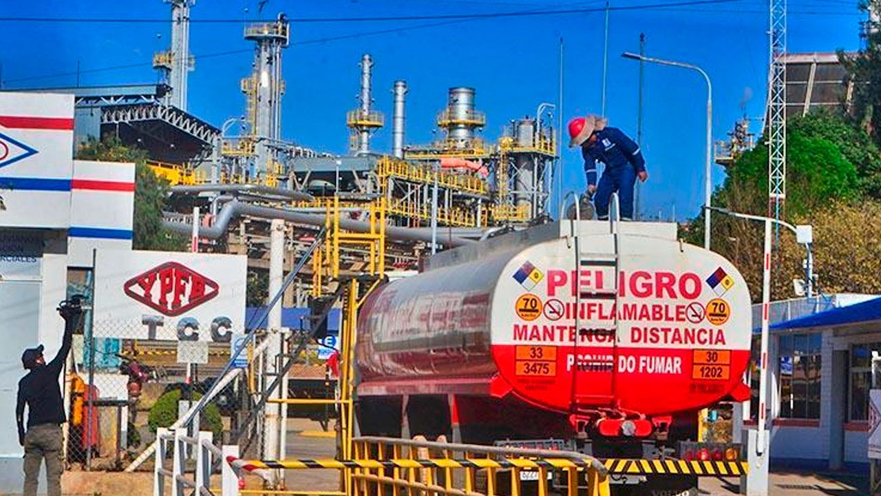 Exministro alerta que crisis de YPFB agrava la falta de dólares