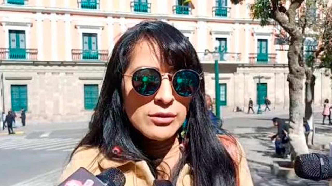 Suspenden desprecintado del celular de exministra Wilma Alanoca