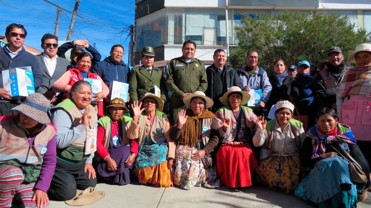 Entregan alarmas vecinales para fortalecer la seguridad de mujeres recicladoras en El Alto