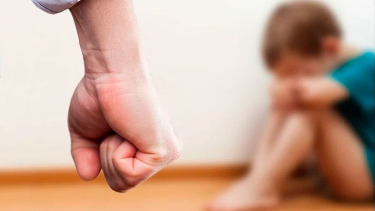 Envían a la cárcel al padre de un niño de 3 años por presunta violencia extrema
