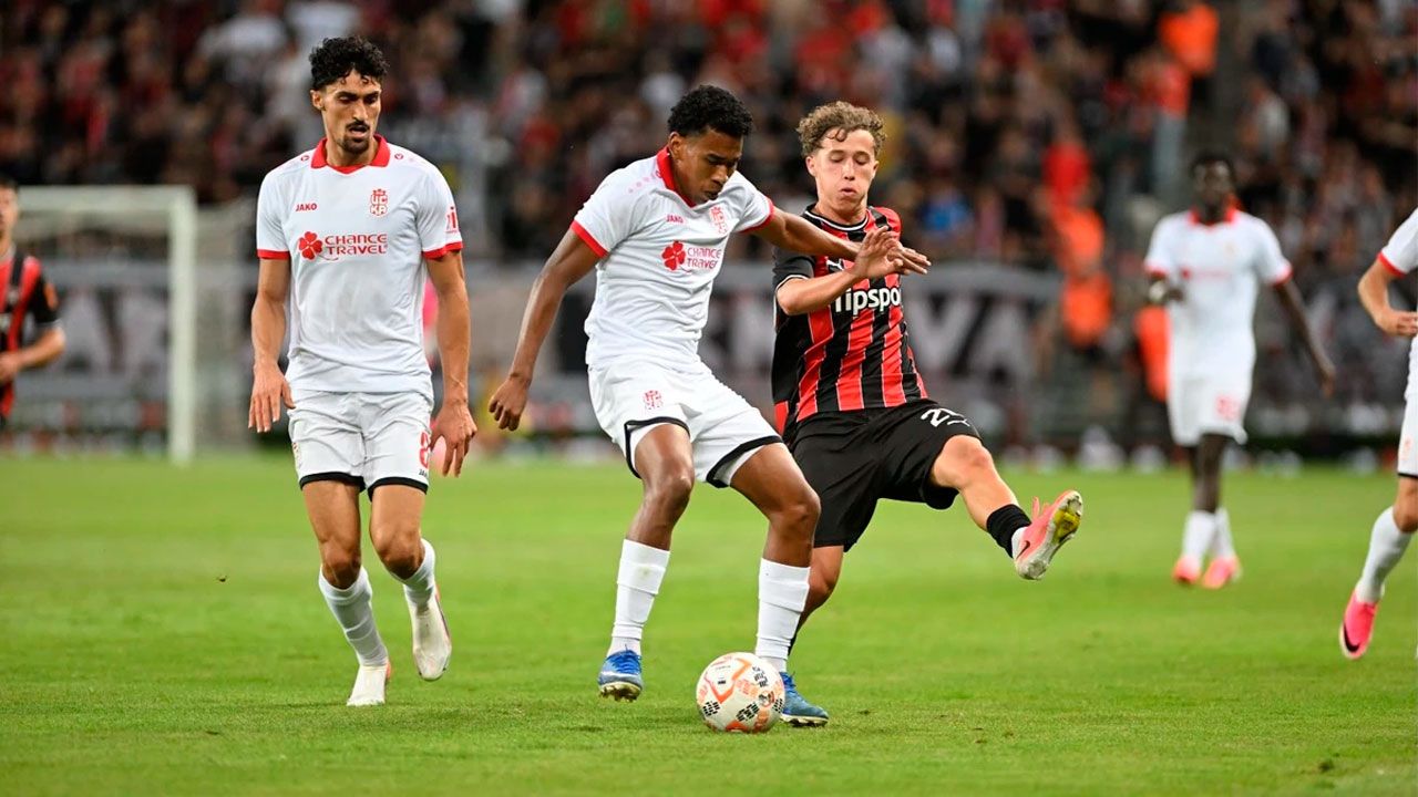 Medina y Cuéllar fueron titulares en el empate del CSKA 1948 por la Conference League