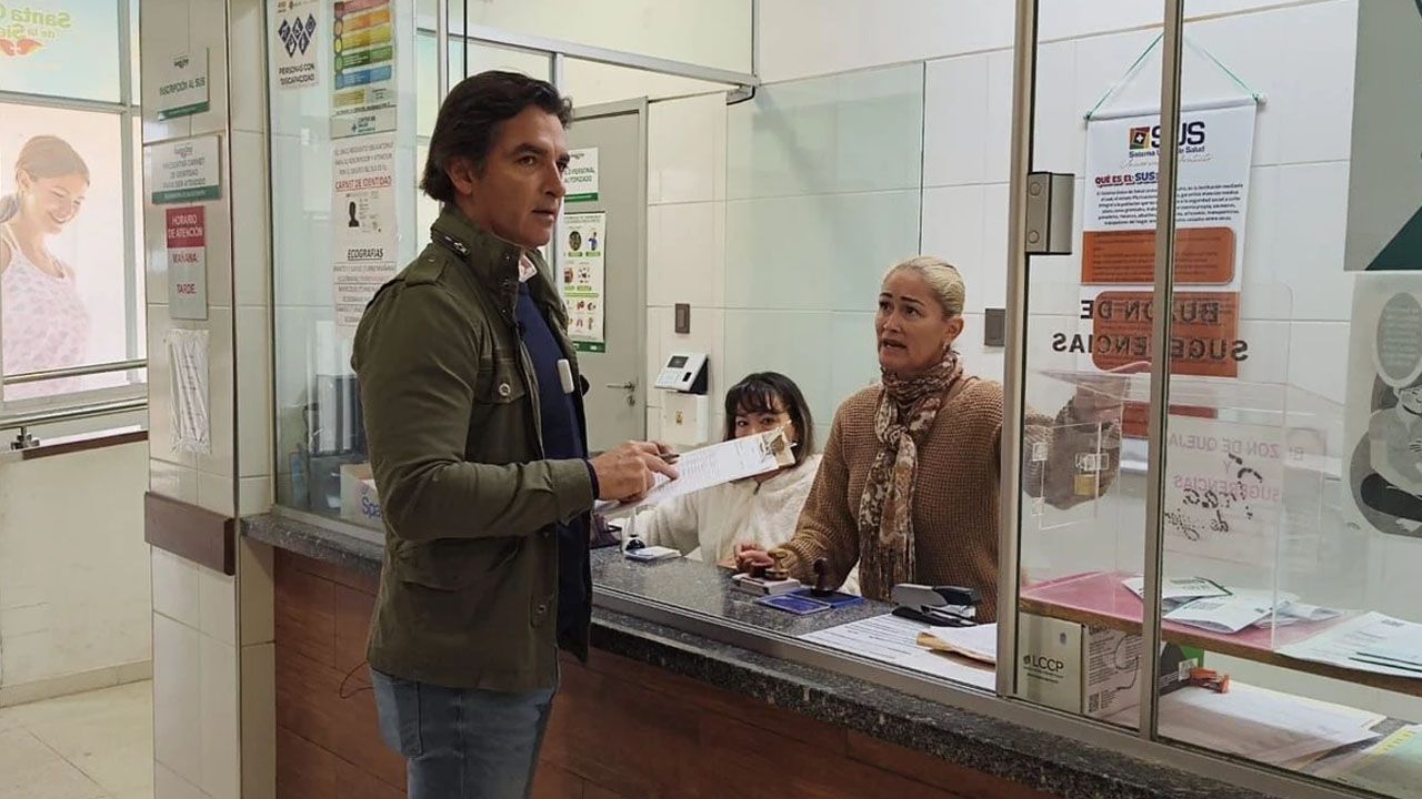 Saavedra desafía el paro y controla hospitales municipales