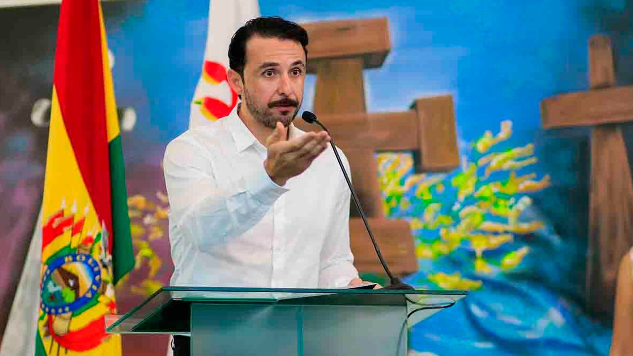 Velasco cuestiona el anuncio de paro en salud y afirma que los trabajadores quieren atender