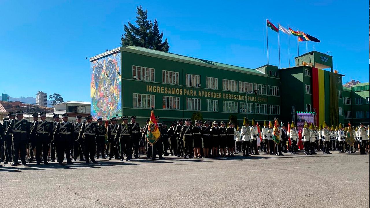  Mi Teleférico implementa tarjeta preferencial para policías por el bicentenario de la institución