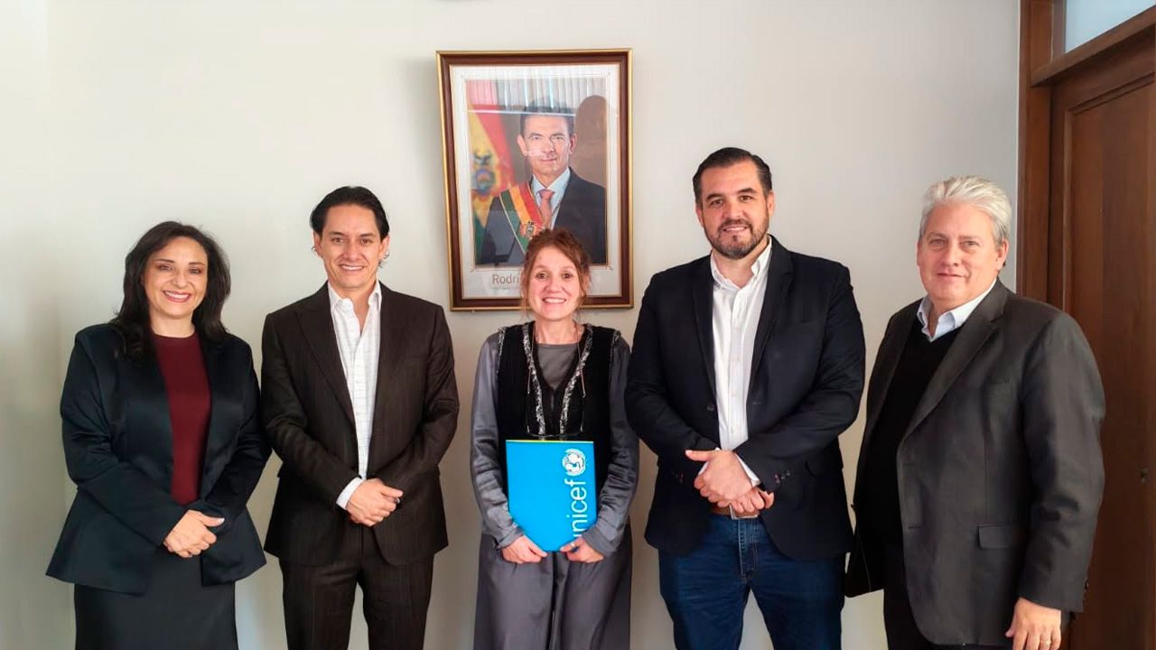  UPRE coordina con ENDE y UNICEF para llevar energía solar a centros de salud y unidades educativas
