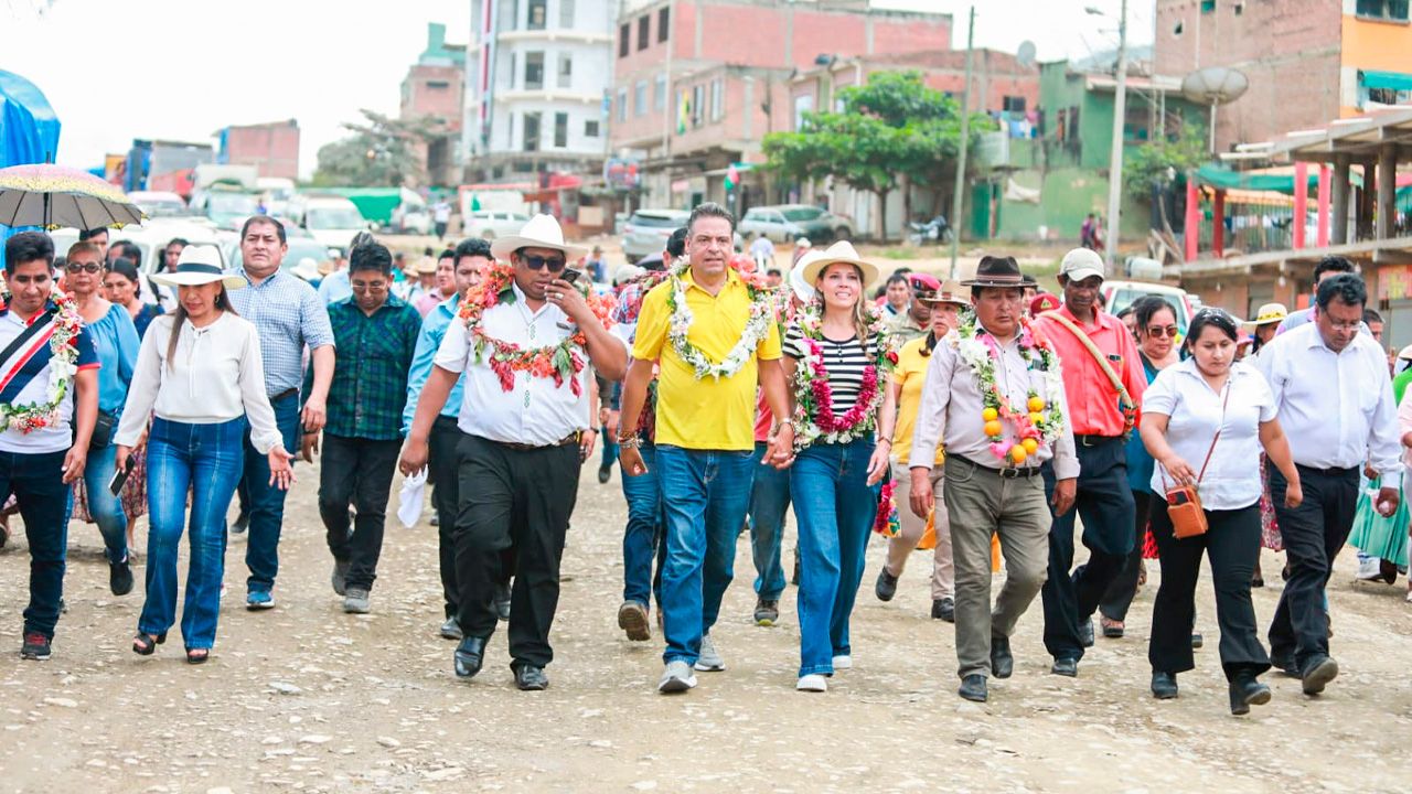 Gobernador inicia obras en la Av. Cívica de Caranavi e impulsará proyectos del hospital, planta de café y nuevas carreteras