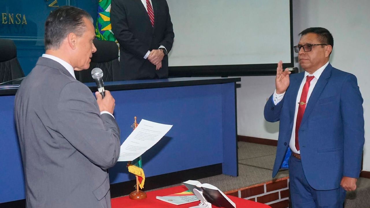 Justiniano posesiona a Willy Pozo como viceministro de Defensa