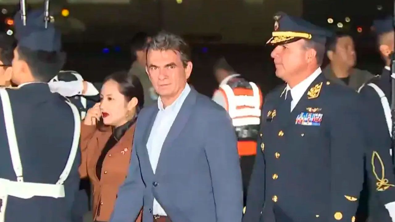 Presidente Paz llega a Perú para participar en la investidura de Keiko Fujimori