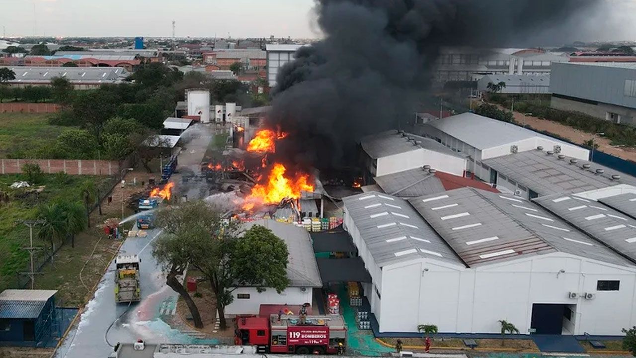 Viento y productos químicos dificultan el control del incendio en el Parque Industrial
