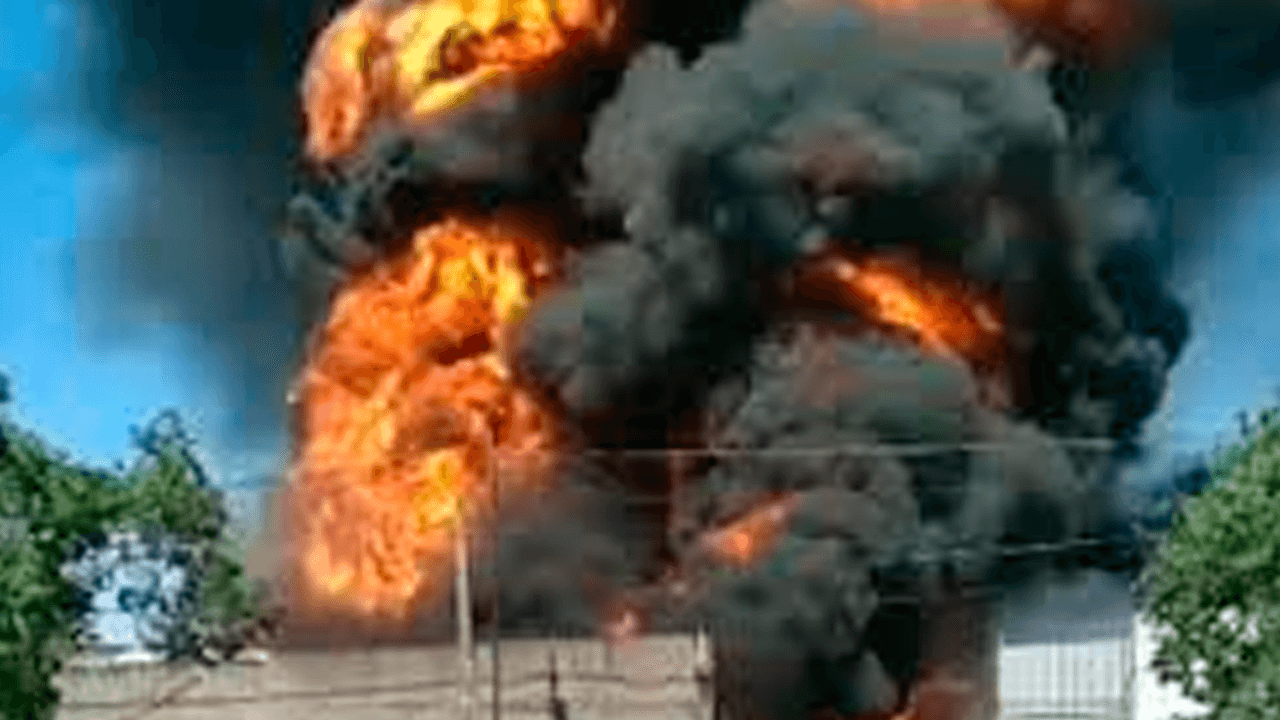Incendio en fábrica de pinturas sigue fuera de control tras 17 horas de trabajo