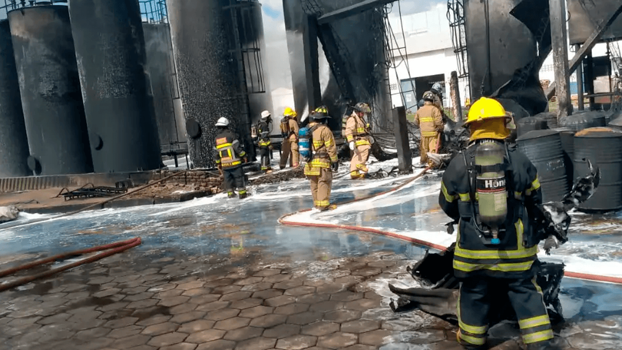 Controlan incendio en fábrica del Parque Industrial tras 19 horas de trabajo
