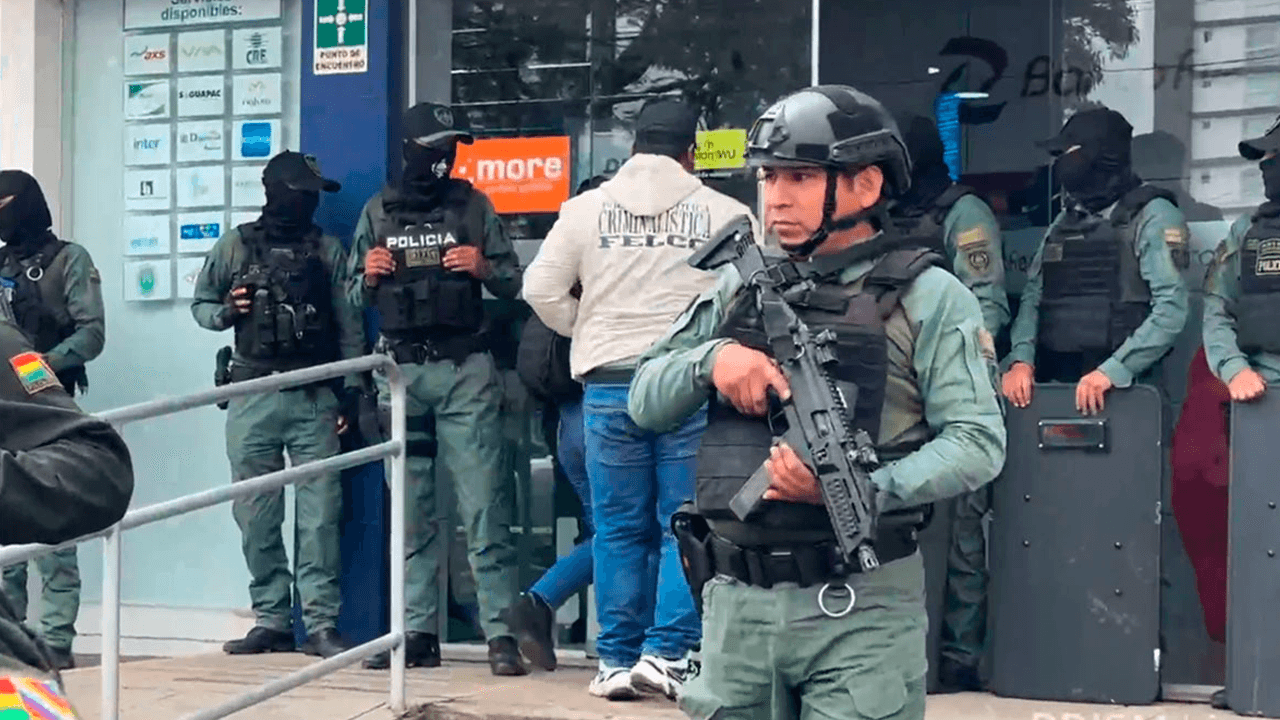 Sujeto armado con máscara de payaso atraca entidad financiera en La Guardia