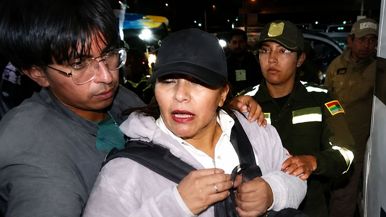 Esposa de librecambista forcejea con la Policía para evitar el secuestro de una mochila con dinero