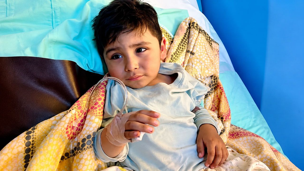 Buscan con urgencia a familiares de niño que sobrevivió a trágico accidente de tránsito