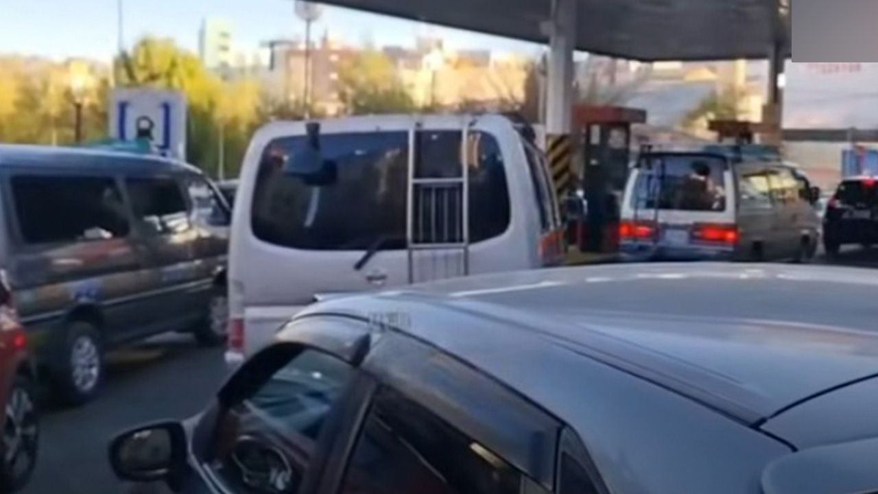 Filas por gasolina reaparecen en estación de servicio de Miraflores