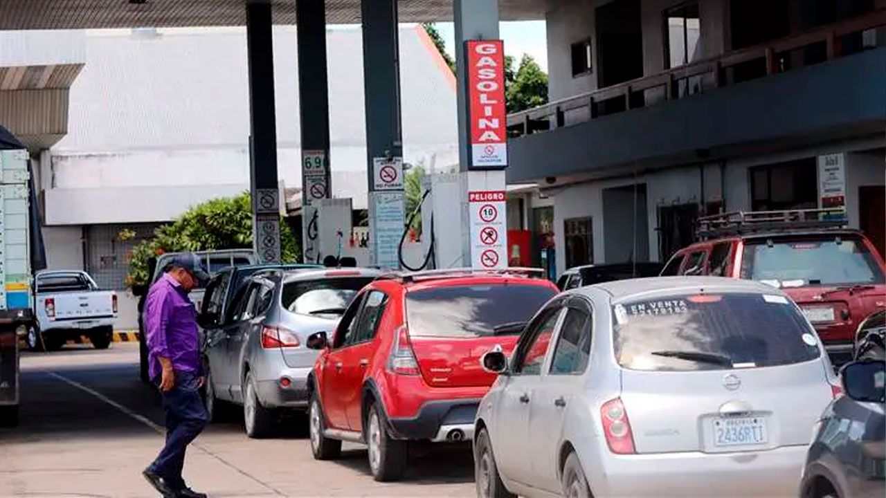 YPFB atribuye filas por combustible a feriado