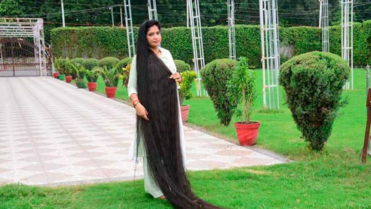 Mujer de India logra récord Guinness por su cabello