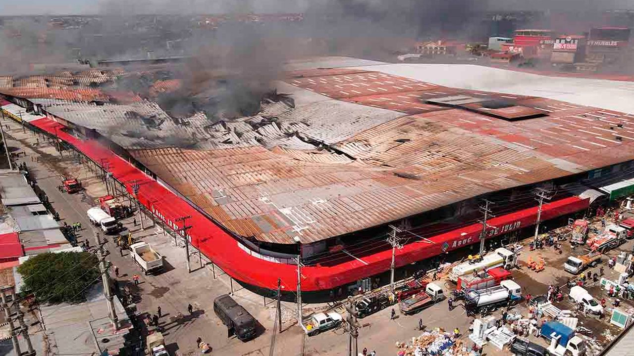 Barrio Lindo: incendio habría comenzado en zona de útiles y pirotecnia