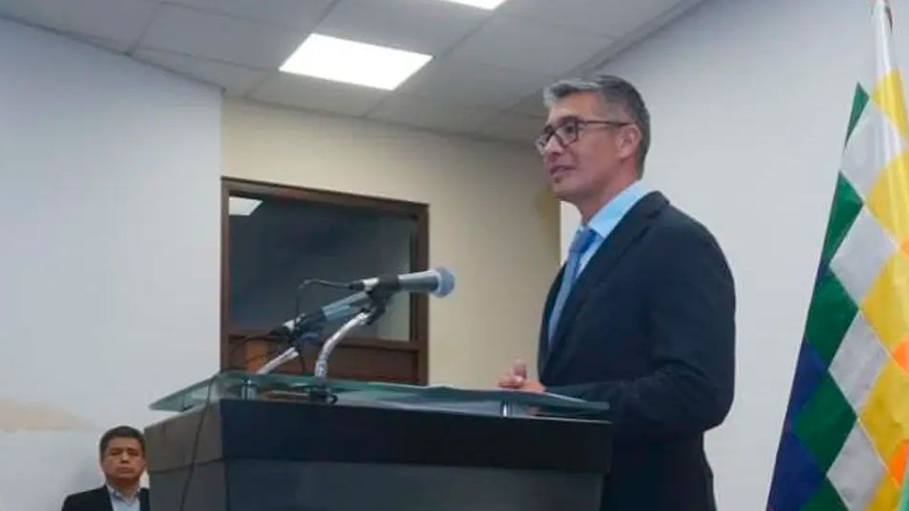 Espinoza niega compra irregular de vehículo y pide corregir cualquier error