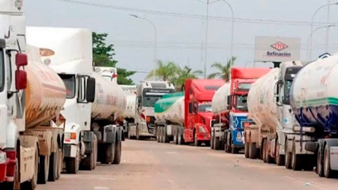 Transportistas advierten con romper el estado de excepción por escasez de combustible