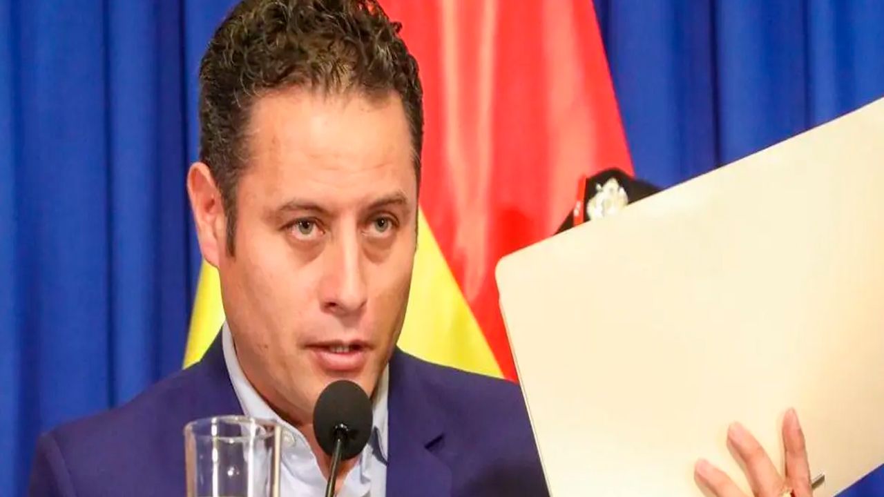 Lara anuncia denuncia penal contra Espinoza por vehículo