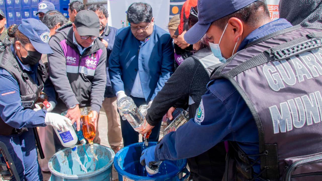 Alcaldía de El Alto decomisa más de 15 mil litros de bebidas alcohólicas