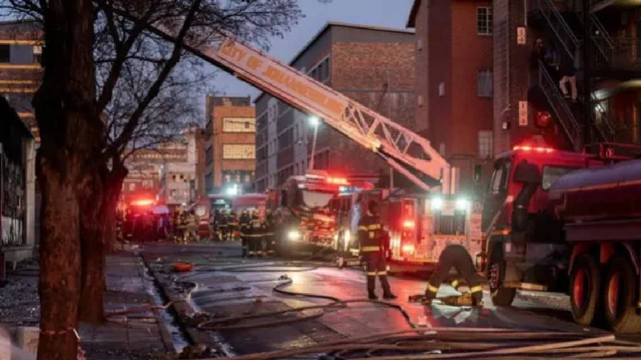 Incendio en edificio deja al menos 73 muertos en Sudáfrica
