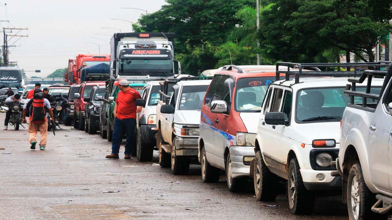 YPFB prevé resolver las filas por gasolina en dos o tres días