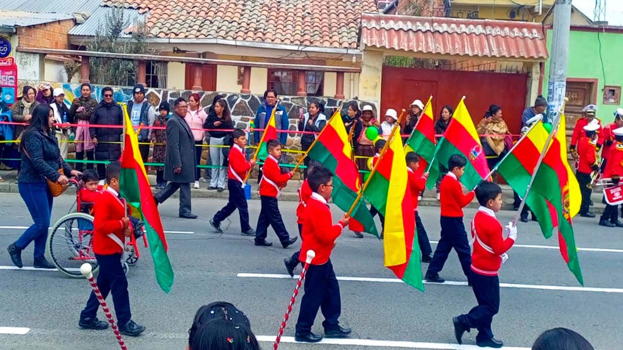 Distrito 1 de El Alto conmemora el Día de la Bandera con desfile estudiantil