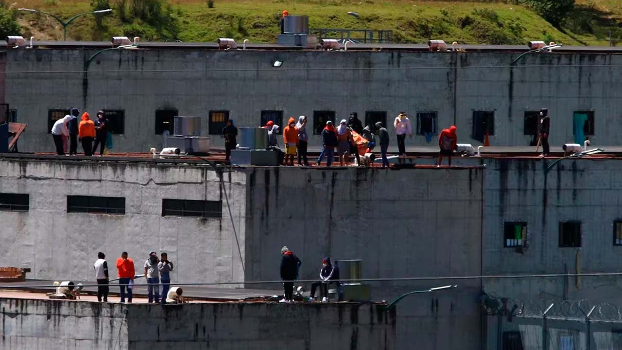 Persiste el motín en una prisión ecuatoriana: Presos mantienen retenidos a policías y guardias