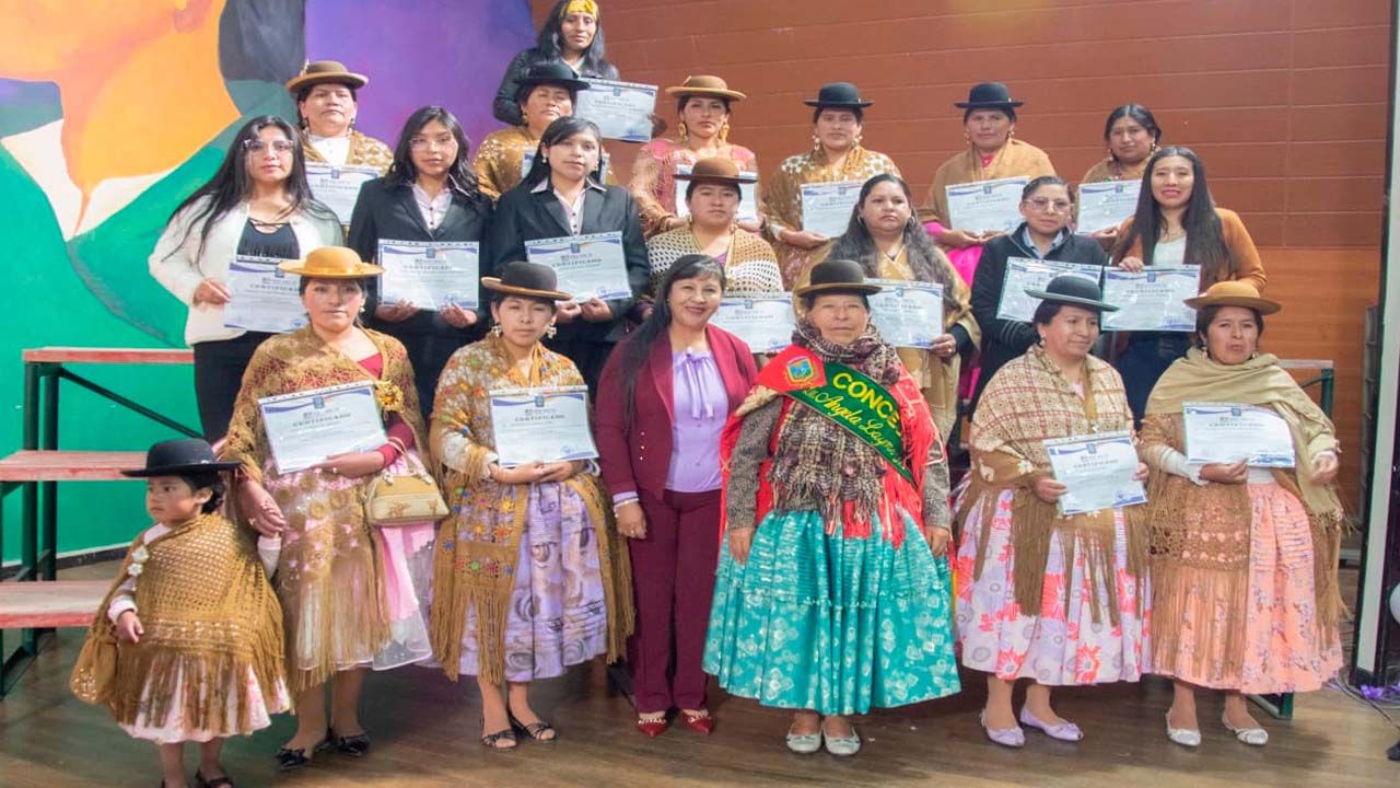 Más de 400 mujeres alteñas culminan capacitación para emprender