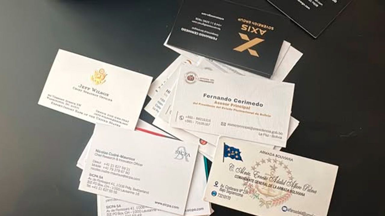 Hallan tarjetas que identificaban a Cerimedo como asesor principal del Presidente