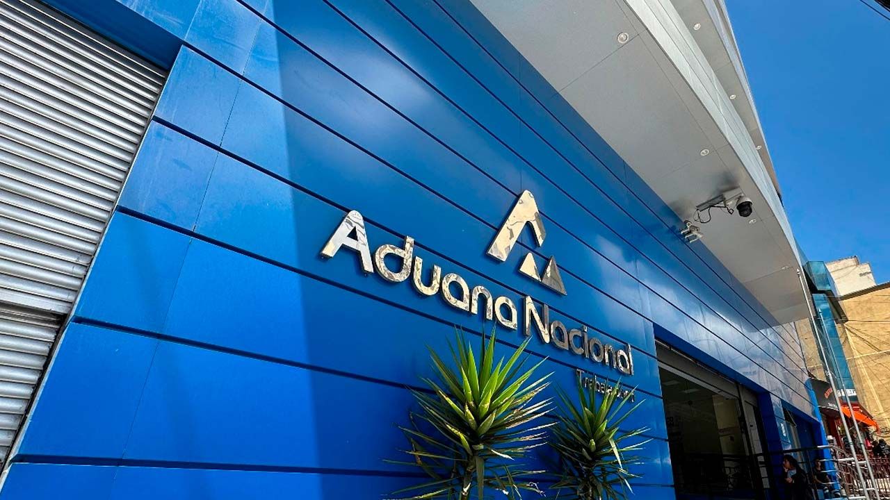 Espinoza anuncia cambios en la Aduana y proceso de institucionalización