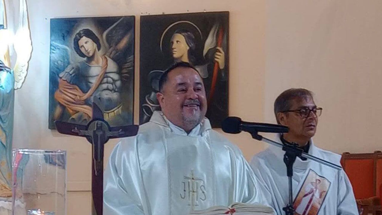 Sacerdote choca a tres jóvenes y abandona el lugar