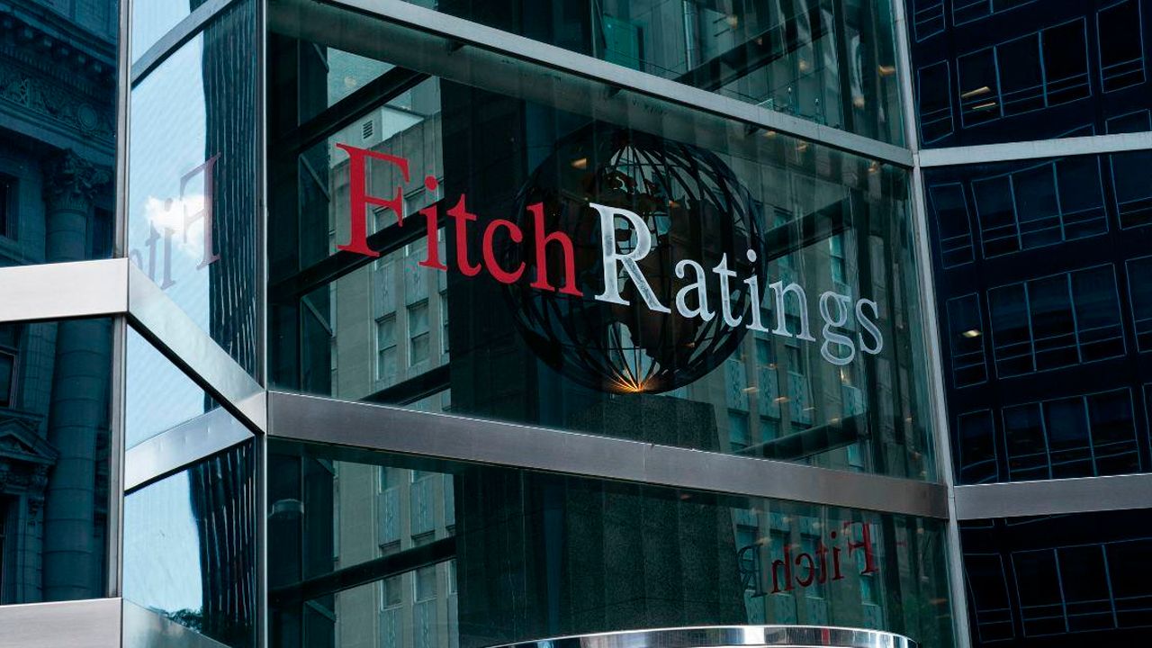 Fitch pide ajustes fiscales para recuperar reservas en Bolivia