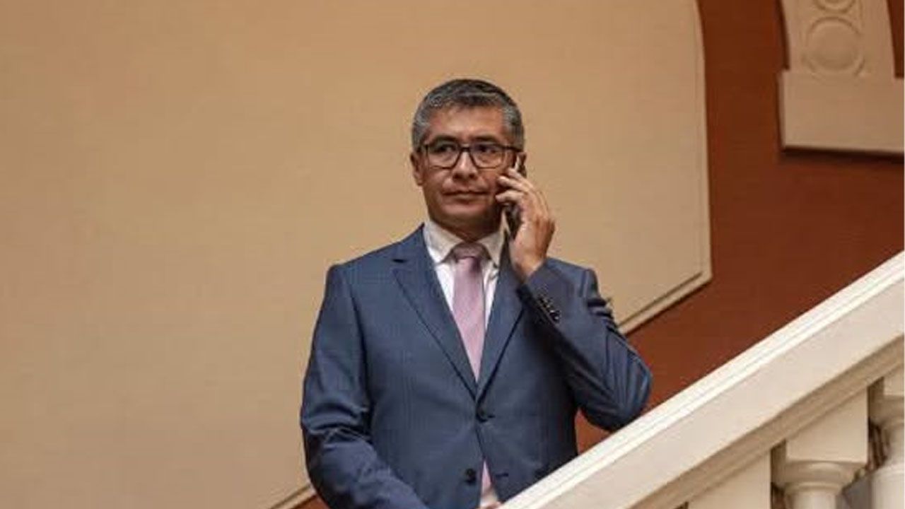 Espinoza retira el amparo y confirma su salida del Ministerio