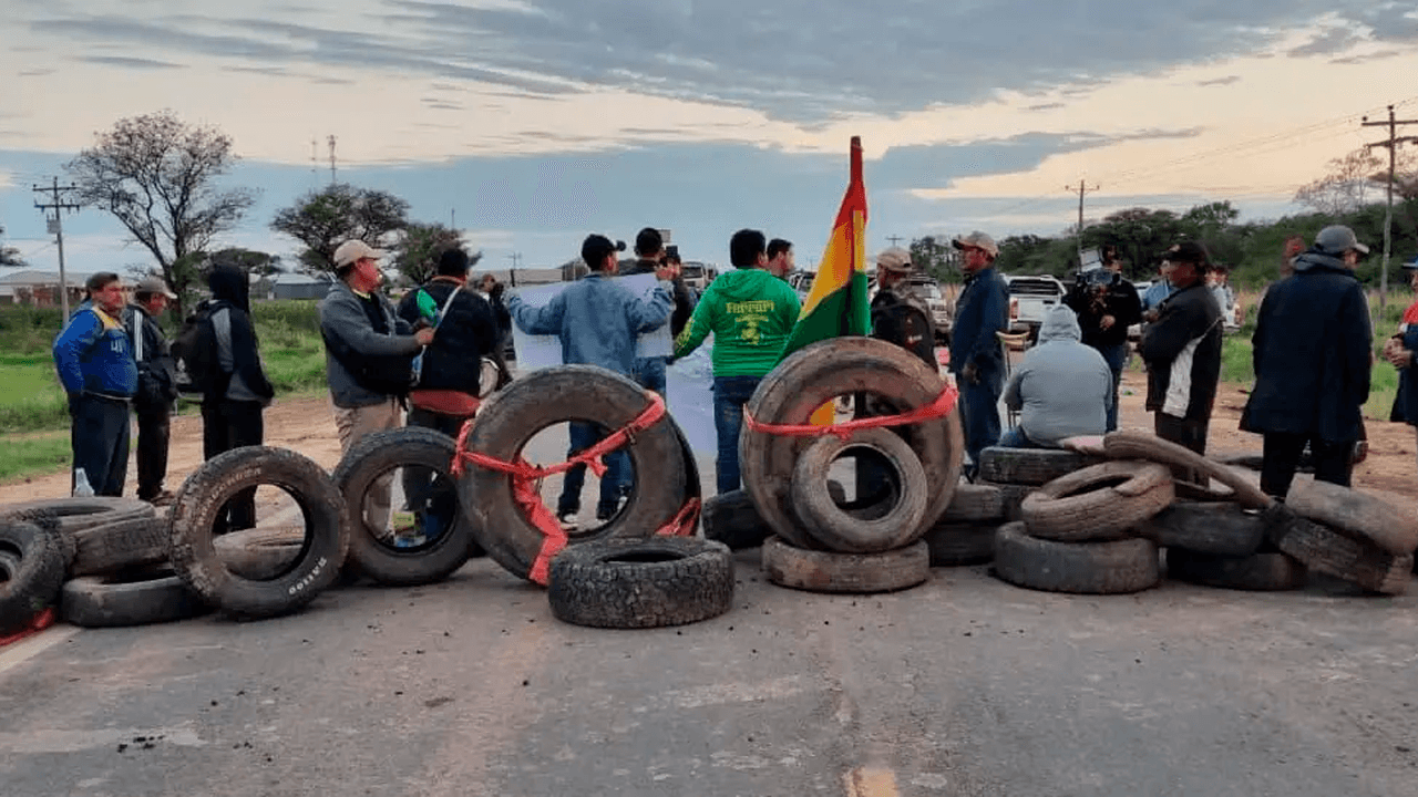 Productores bloquean rutas clave en Santa Cruz contra el Decreto 5676