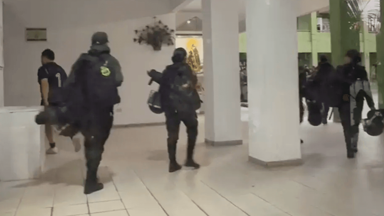  Policía prepara despliegue antimotines ante bloqueos agrícolas en Santa Cruz