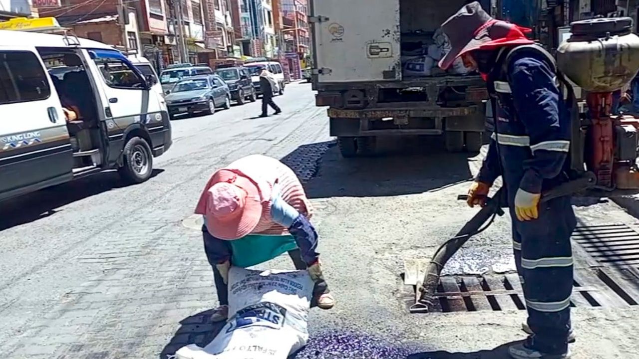 Municipio realiza trabajos de bacheo en Villa Dolores
